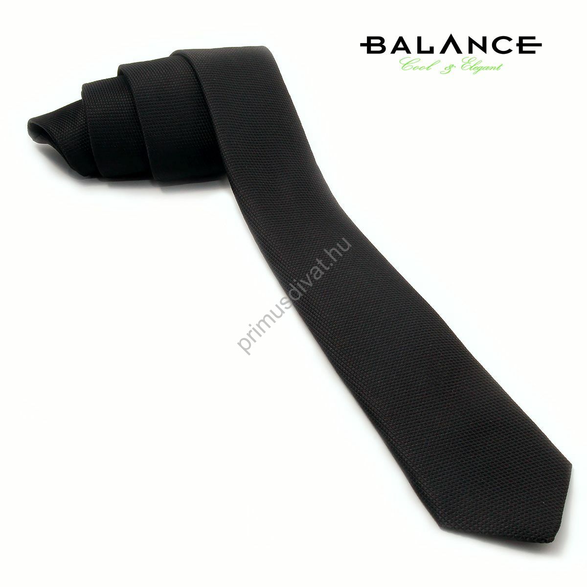 Divatos, keskeny férfi selyem nyakkendő , anyagában apró mintával, finoman fénylő felülettel. Színe fekete.