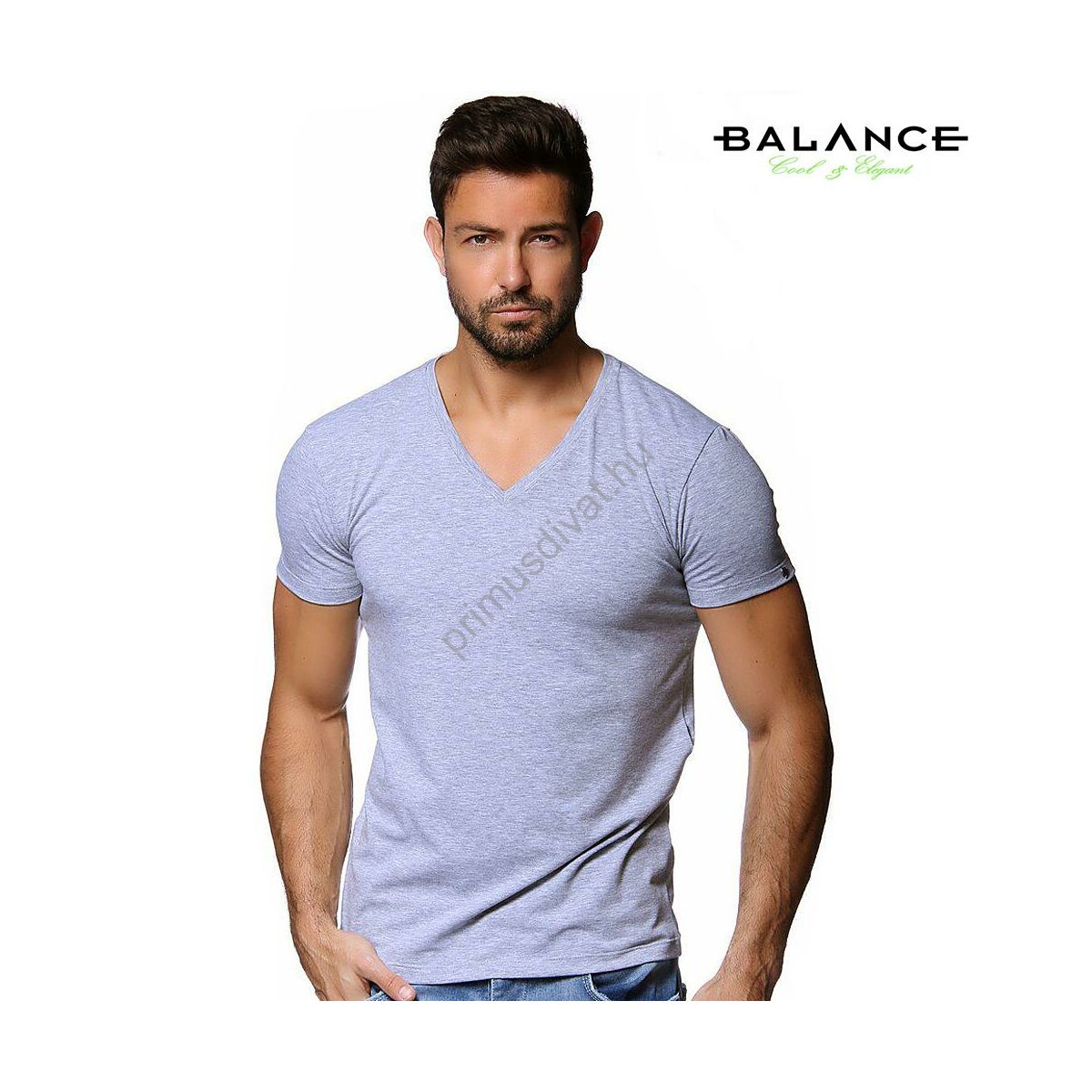 Balance V-nyakú, rugalmas anyagú rövid ujjú póló, ujján fém márkafelirattal, szürke