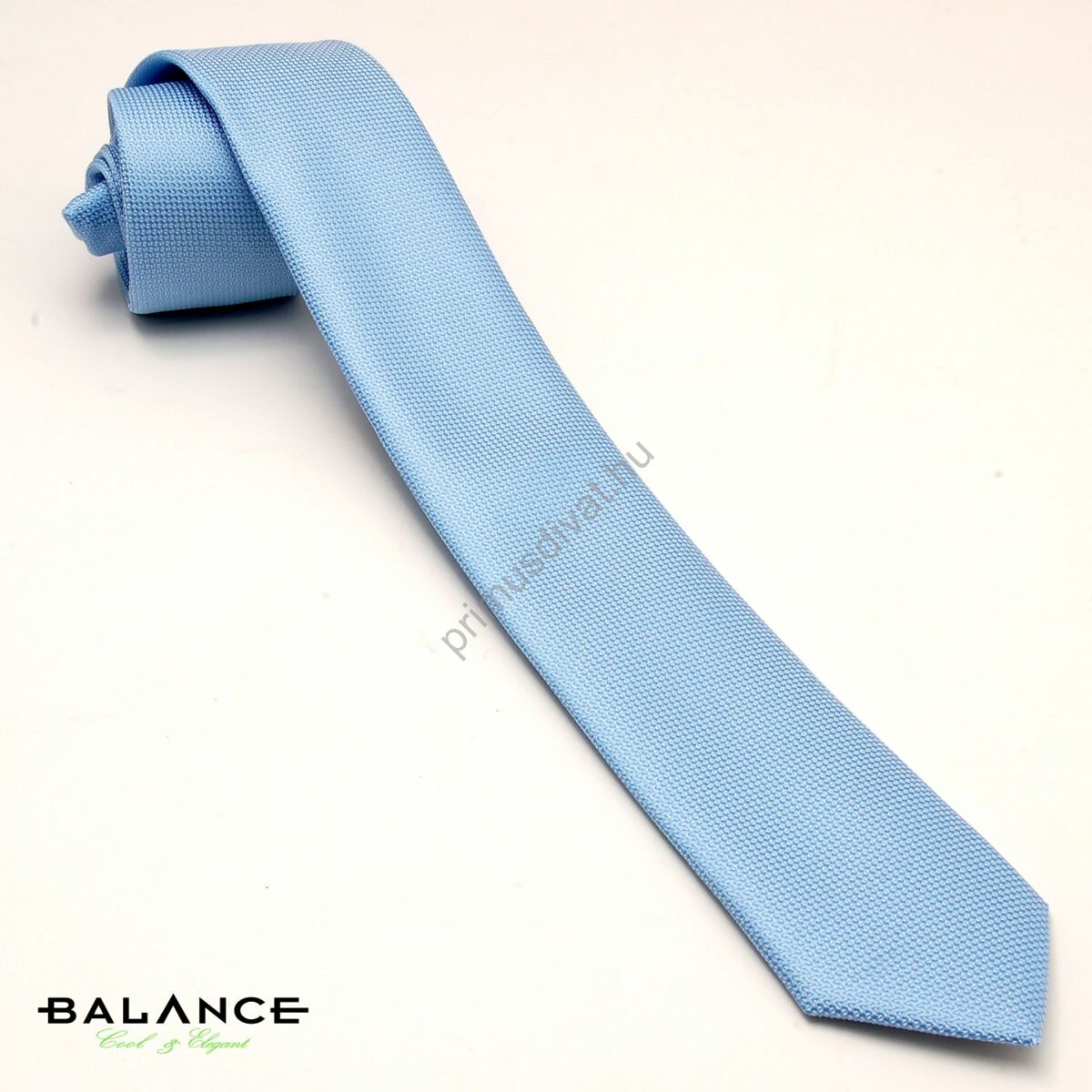 Balance anyagában szövött apró kockamintás keskeny vízkék színű selyem nyakkendő