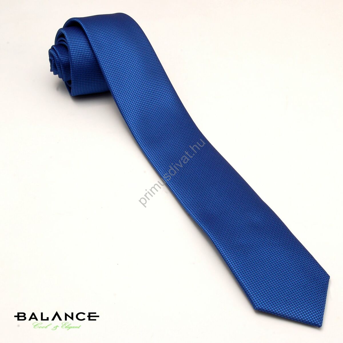 Balance anyagában szövött apró kockamintás keskeny királykék színű selyem nyakkendő
