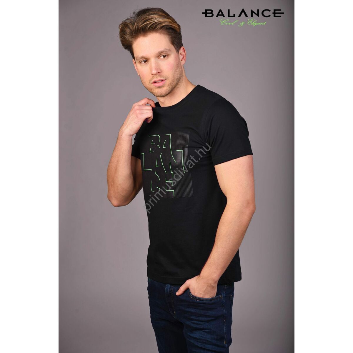 Balance környakas rövid ujjú fekete Piero póló, elején élénk zöld szegélyes márkafeliratos nyomattal
