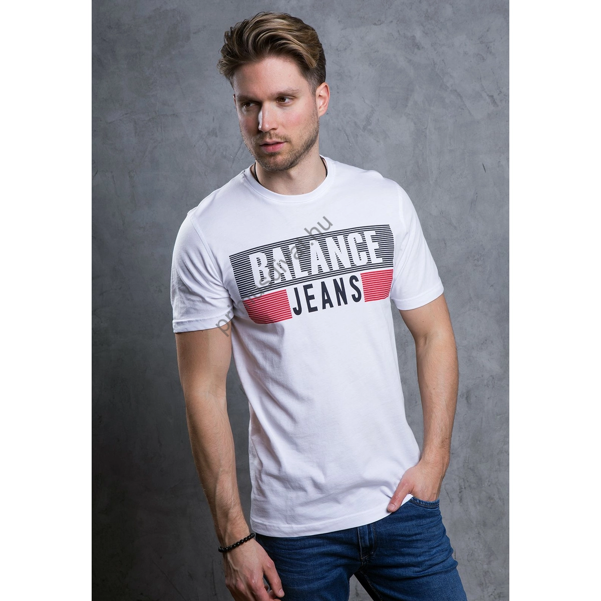 Balance környakas fehér rövid ujjú Reffles póló, mellén nagyméretű fekete-piros márkafeliratos nyomattal
