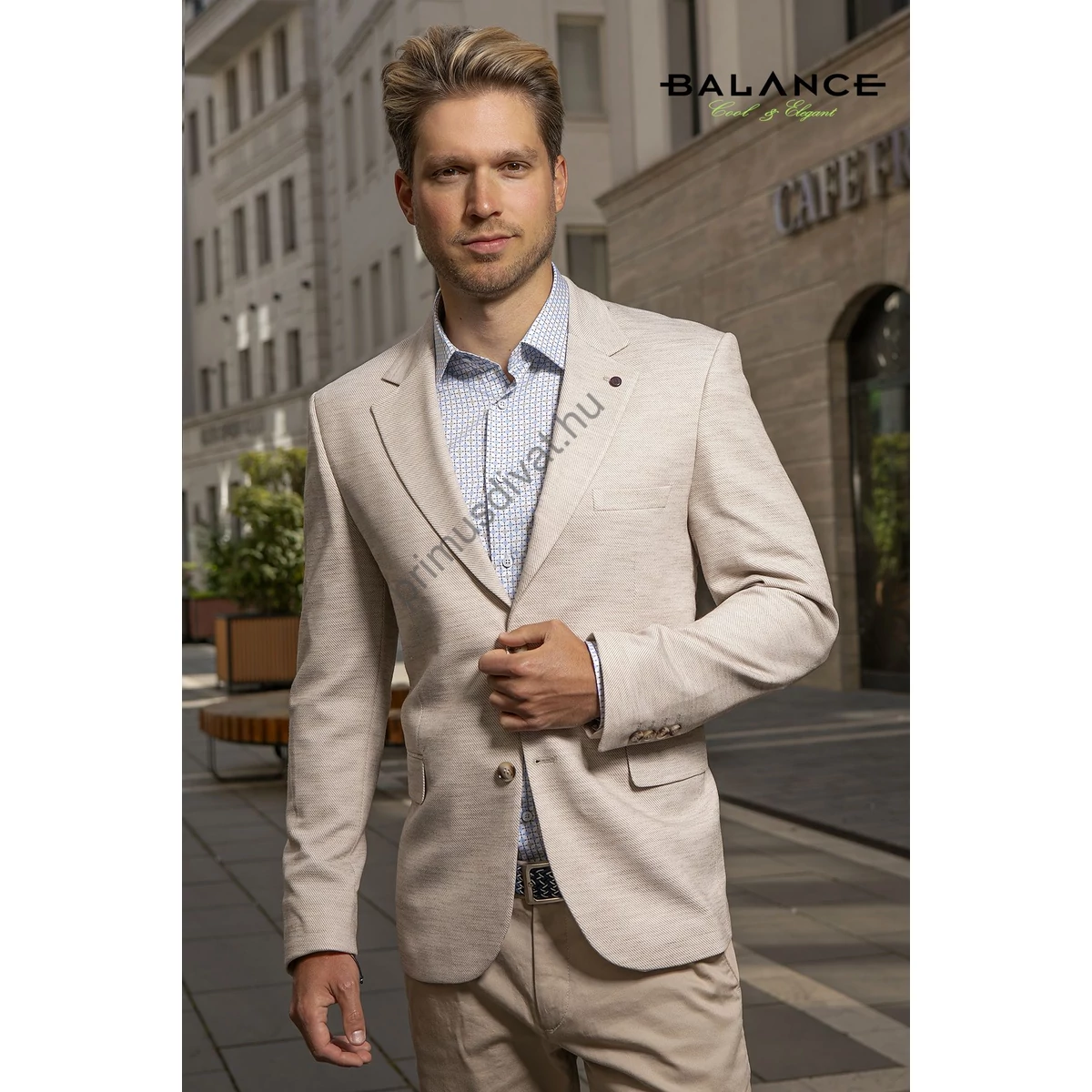 Balance rugalmas pamut anyagú karcsúsított, két slicces, két gombos, strukturált felületű drapp Zua nyári zakó