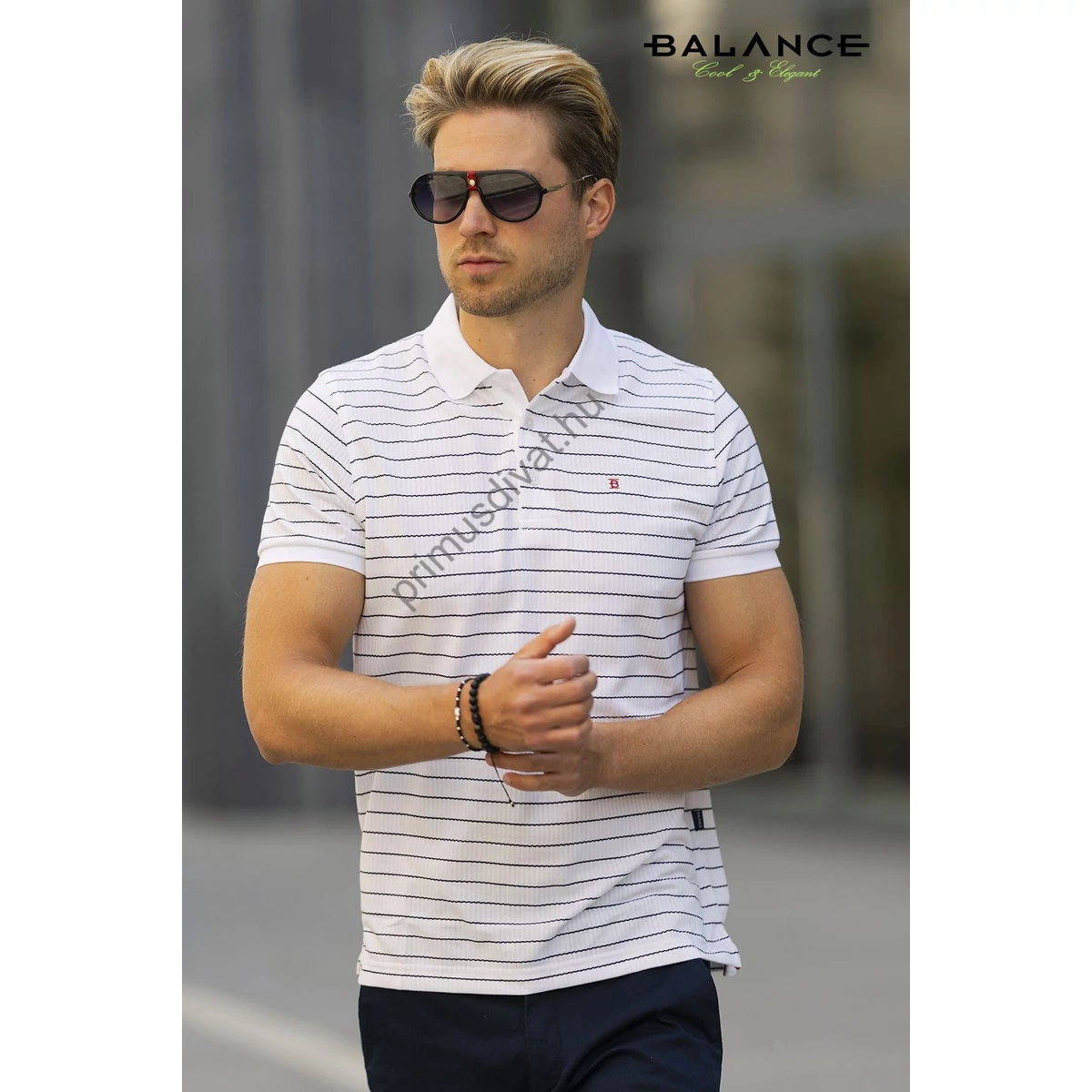 Balance bordásan hurkolt sötétkék csíkos fehér, galléros-gombos nyakú Lyner rövid ujjú póló. Mellén hímzett Balance monogram, oldalába bevarrva kis szövött címke található