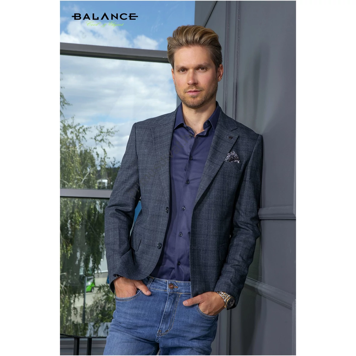 Balance kék négyzetrács mintás (kockás) rugalmas szövet anyagú két gombos, két slicces karcsúsított Loeben zakó Balance kék négyzetrács mintás (kockás) rugalmas szövet anyagú két gombos, két slicces karcsúsított Loeben zakó