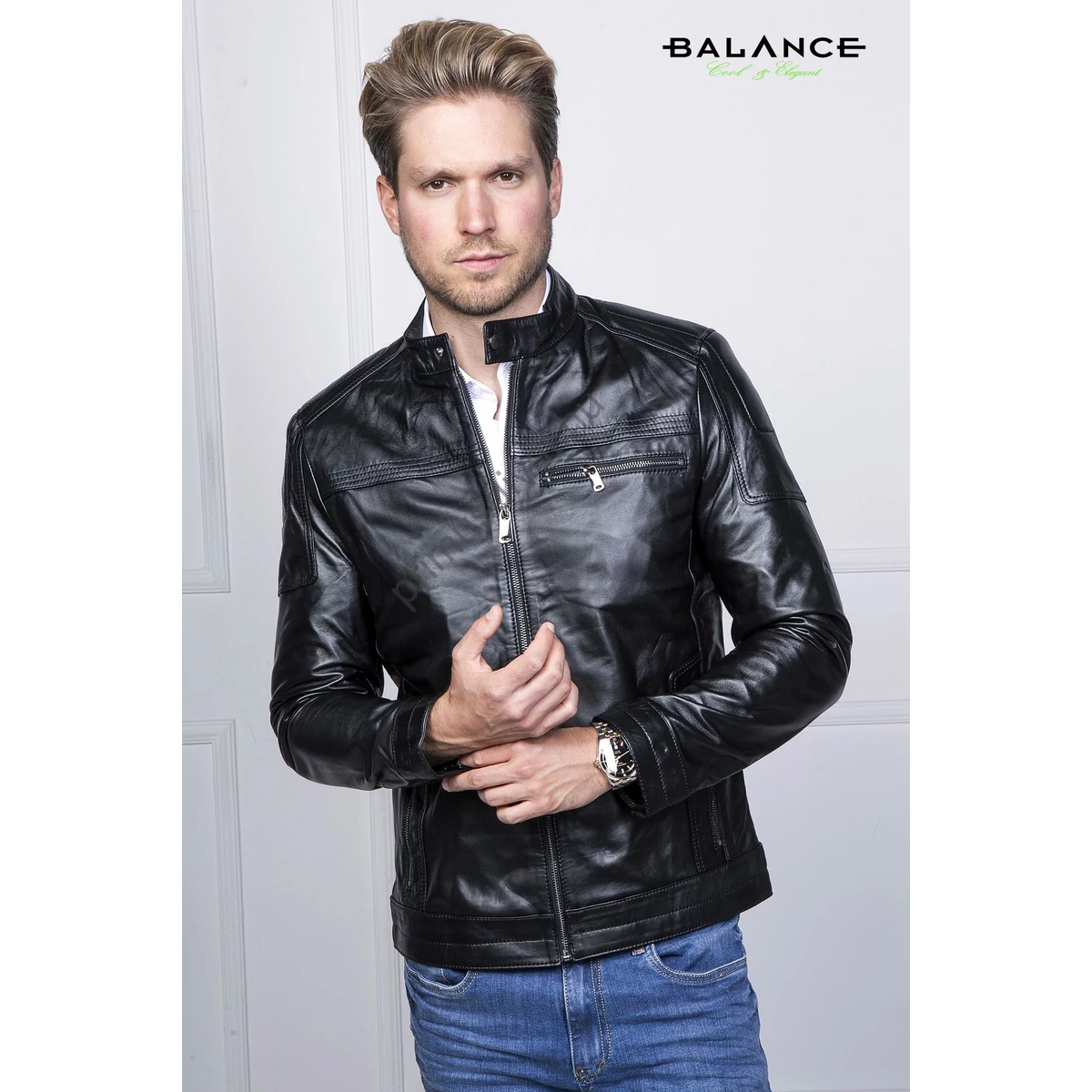 Balance patentos állónyakú, "motoros" fazonú, enyhén karcsúsított cipzáras fekete borjúbőr Moto dzseki, kabát, mintás selyembélessel, belső zsebekkel. Oldalán két-, bal mellrészen egy cipzáras zsebbel.