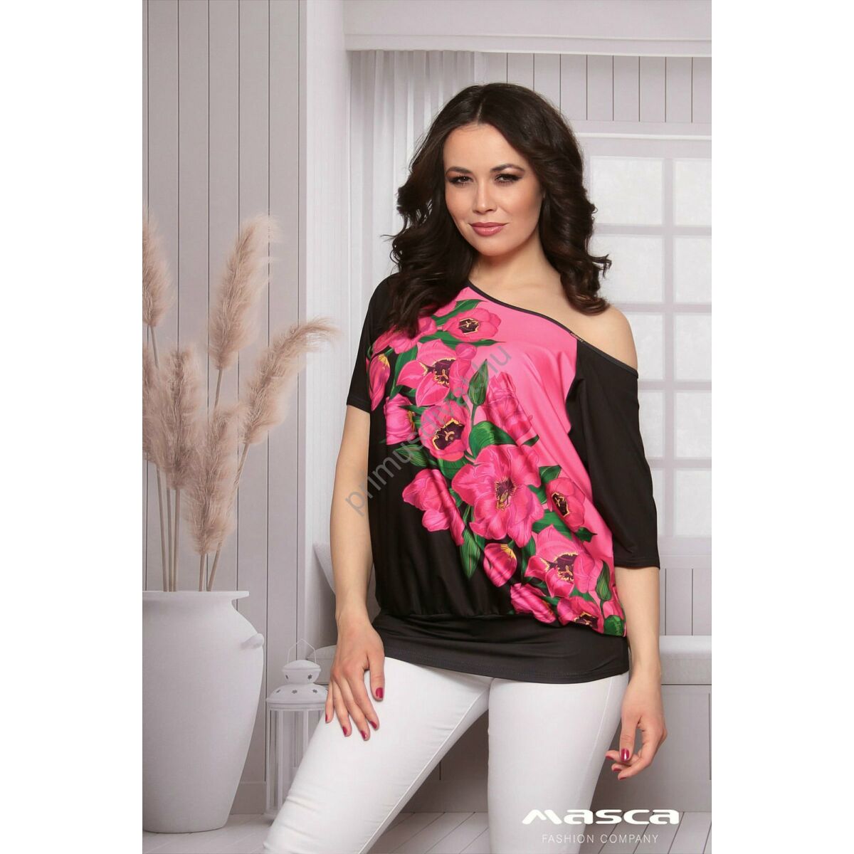 Masca Fashion vállra húzható csónaknyakú, pink virágmintás fekete rövid ujjú laza felső, csípőjén széles passzéval