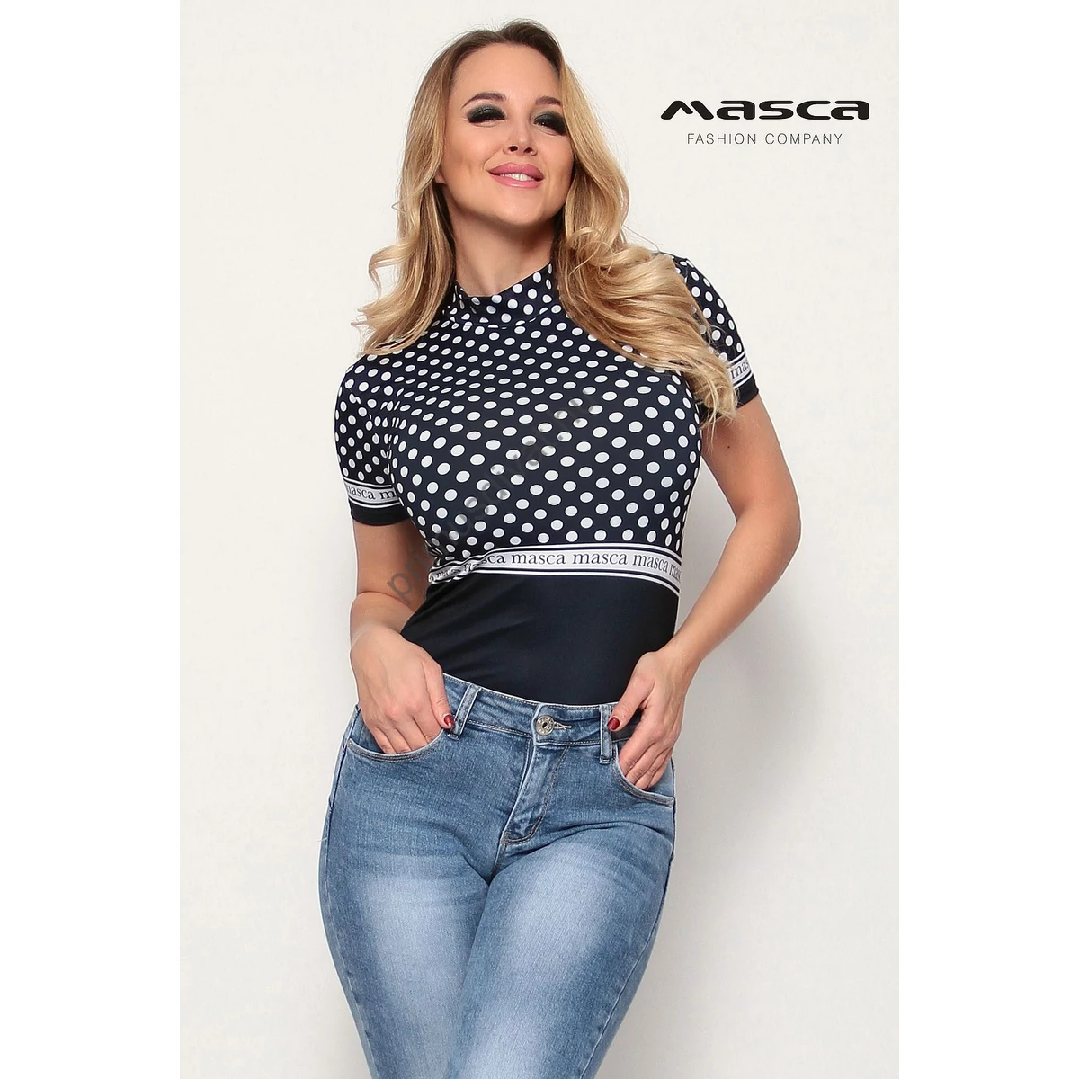 Masca Fashion garbós nyakú, rövid ujjú fehér pöttyös mélykék szűk felső, mell alatt márkafeliratos csíkbetéttel, könnyen kezelhető, selymes tapintású anyagból