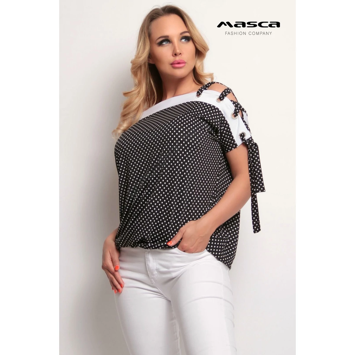Masca Fashion ékszerkarikás bújtatójú fűzős nyitott vállú, fekete-fehér pöttyös lezser rövid ujjú felső, csípőjén gumis behúzással