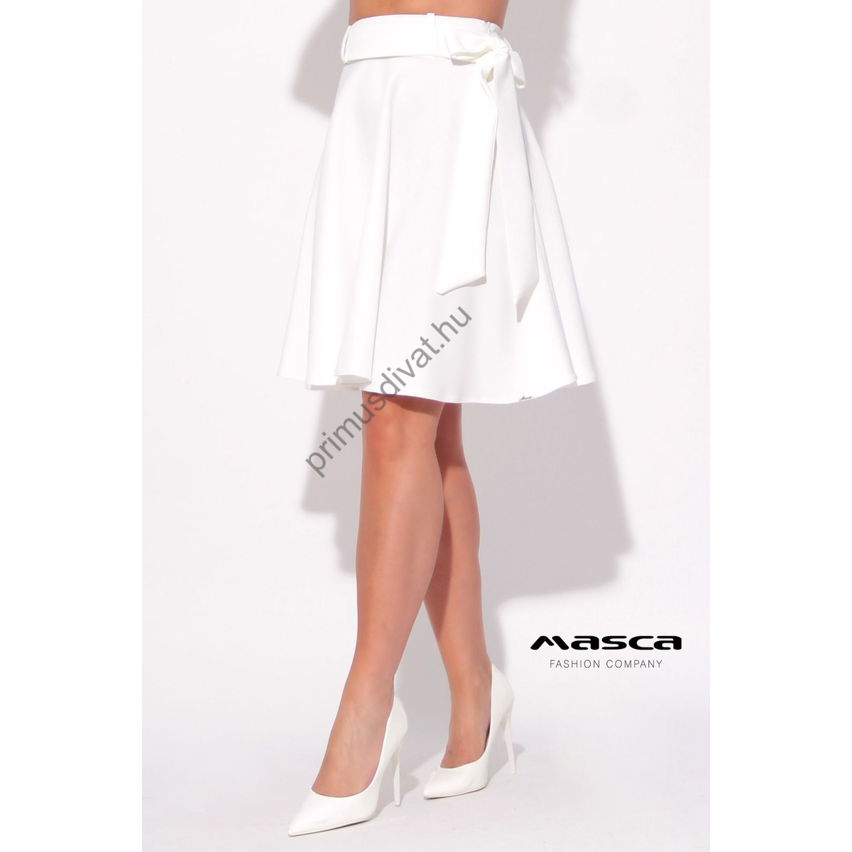 Masca Fashion loknis fehér szoknya, anyagából készült megkötős övvel