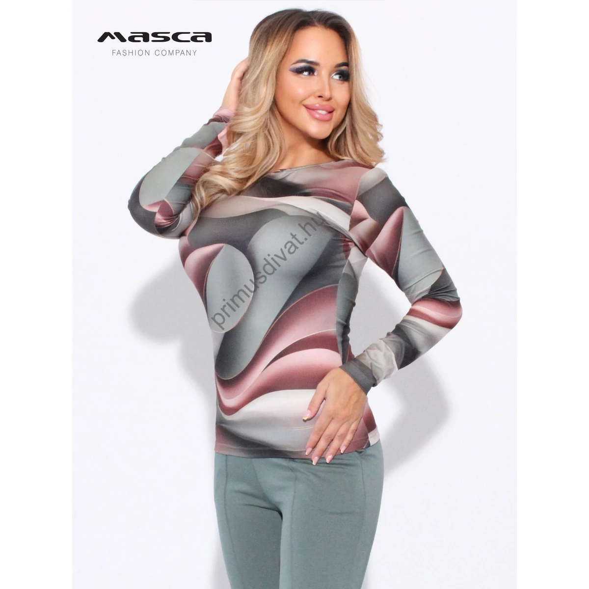 Masca Fashion csónaknyakú, kekis-barnás őszi színvilágú absztrakt mintás, hosszú ujjú szűk felső, könnyen kezelhető, selymes tapintású anyagból