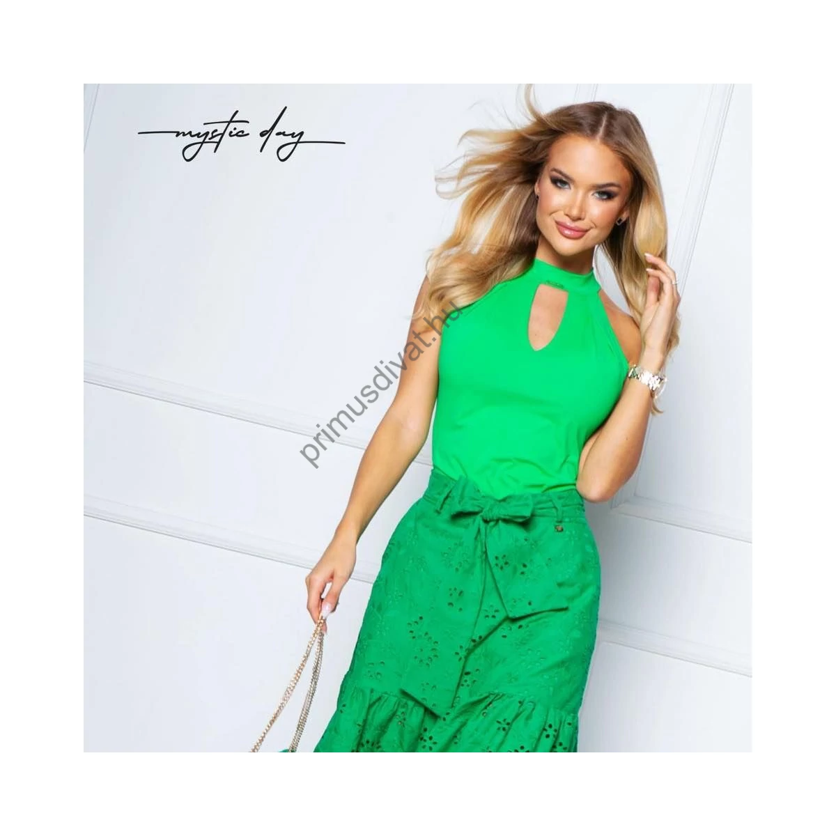 Mystic Day borsózöld, elején cseppkivágott ujjatlan Vira felső, hátul nyaknál masnira köthető szalaggal