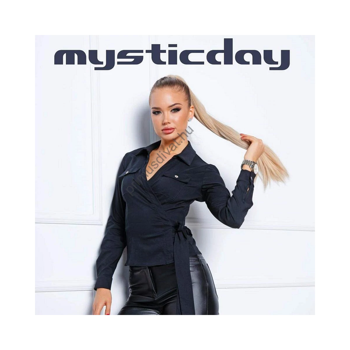 Mystic Day átlapolt, oldalán megkötős fekete hosszú ujjú Kornélia blúz, elején zsebfedőkkel, rugalmas szövött blúzanyagból