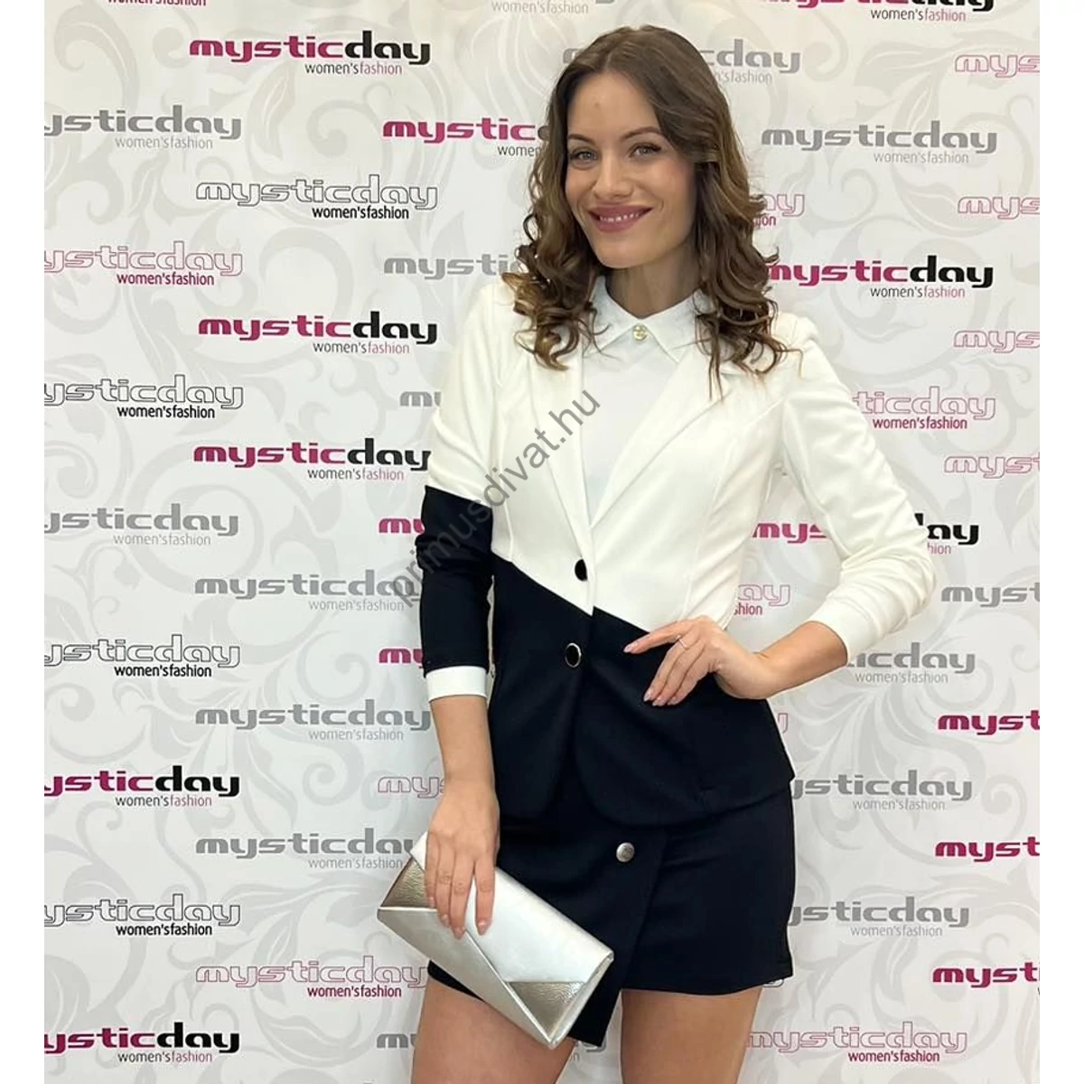 Mystic Day fehér-fekete aszimmetrikusan szabott rugalmas punto anyagú béleletlen Rose blézer, zakó