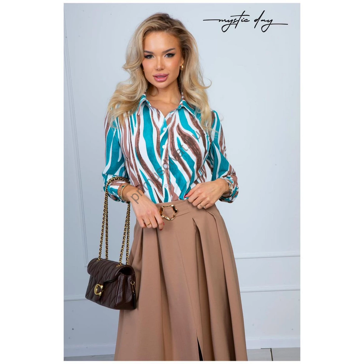 Mstic Day türkizzöld-ekrü-barna mintás, hosszú ujjú, elől végig gombos Alice blúz, ujján mandzsettával, enyhén rugalmas vékony blúzanyagból