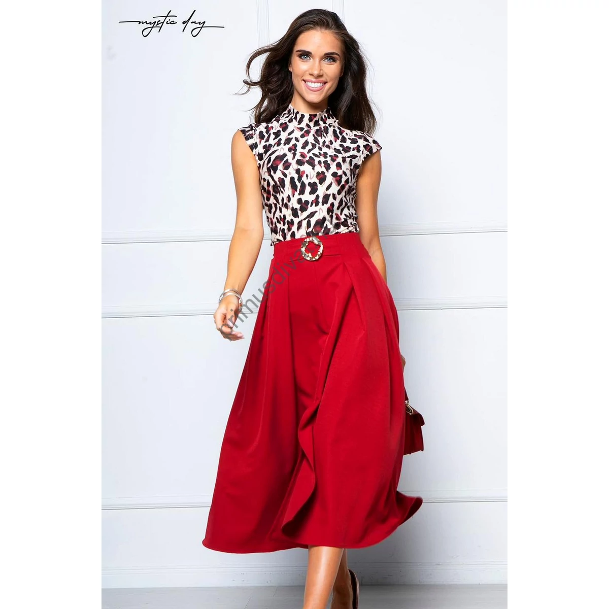 Mystic Day bordó színű rugalmas szövött anyagú, lefelé bővülő midi szoknya, elején sliccelt, anyagából készült csatos övvel, hátán cipzárral záródik