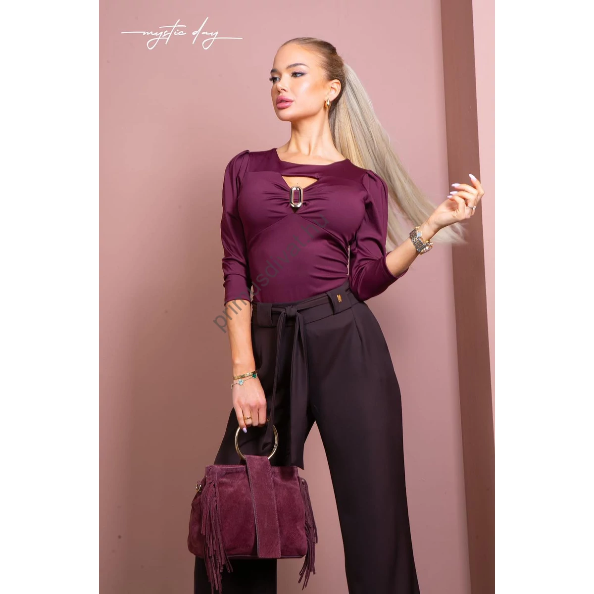 Mystic Day hosszú ujjú szűk sötét fukszia színű Daria felső, kivágott dekoltázsán arany színű fém dísszel
