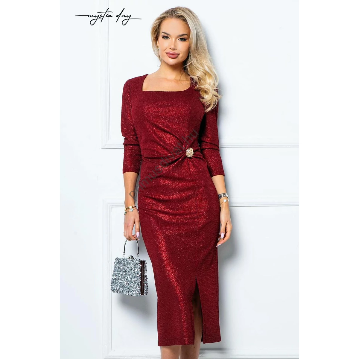 Mystic Day hasnál húzott, egyenes vonalú, csillogó lurexes bordó Rosalia ruha, levehető arany színű brossal, bal elején sliccelve