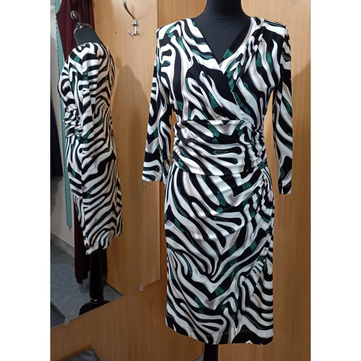 Mystic Day zöld-fekete-ekrü-bézs mintás rugalmas anyagú, hasnál húzott, átlapolt mellrészű háromnegyedes ujjú Doroti ruha