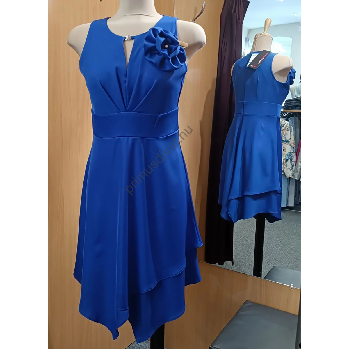 Mystic Day enyhén csillogó felületű királykék ujjatlan, loknis Ánizs alkalmi ruha, anyagából készült levehető kitűzővel