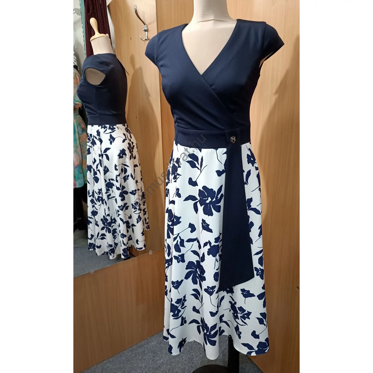 Mystic Day egyszínű, átlapolt mellrészű, ekrü-sötétkék mintás, enyhén bővülő szoknyarészű rugalmas, rövid ujjú Athéna midi ruha, lenge anyagból