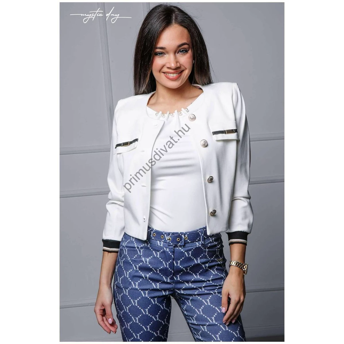 Mystic Day rövid állású karcsúsított, rugalmas punto anyagú ekrü Karen blézer, zakó, kötött paszpólos mandzsettával, arany színű gombokkal, elején zsebfedőkkel