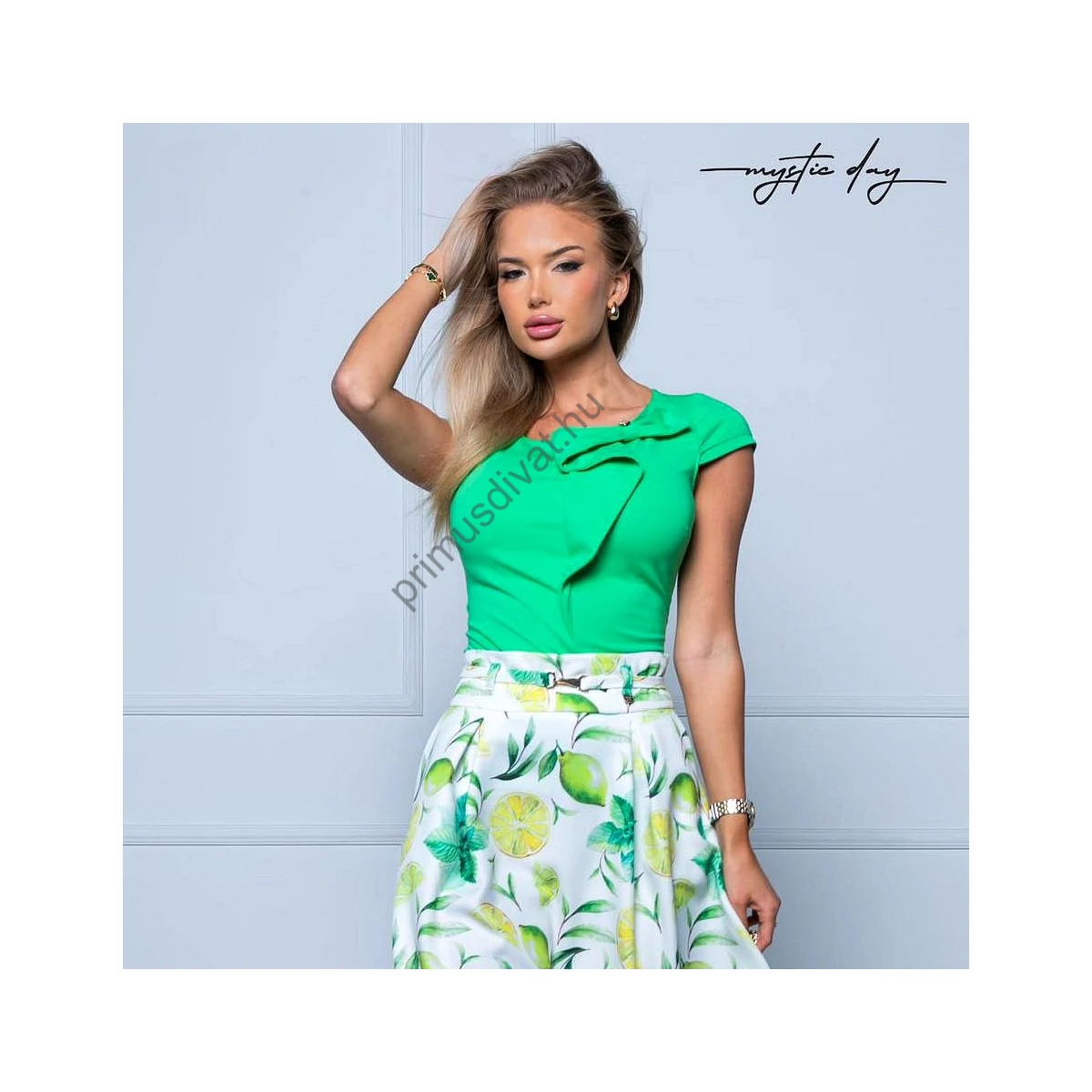 Mystic Day masniban végződő rátétes, környakas rövid ujjú élénkzöld szűk Franciska felső, belebújós fazon, könnyen kezelhető rugalmas anyagból