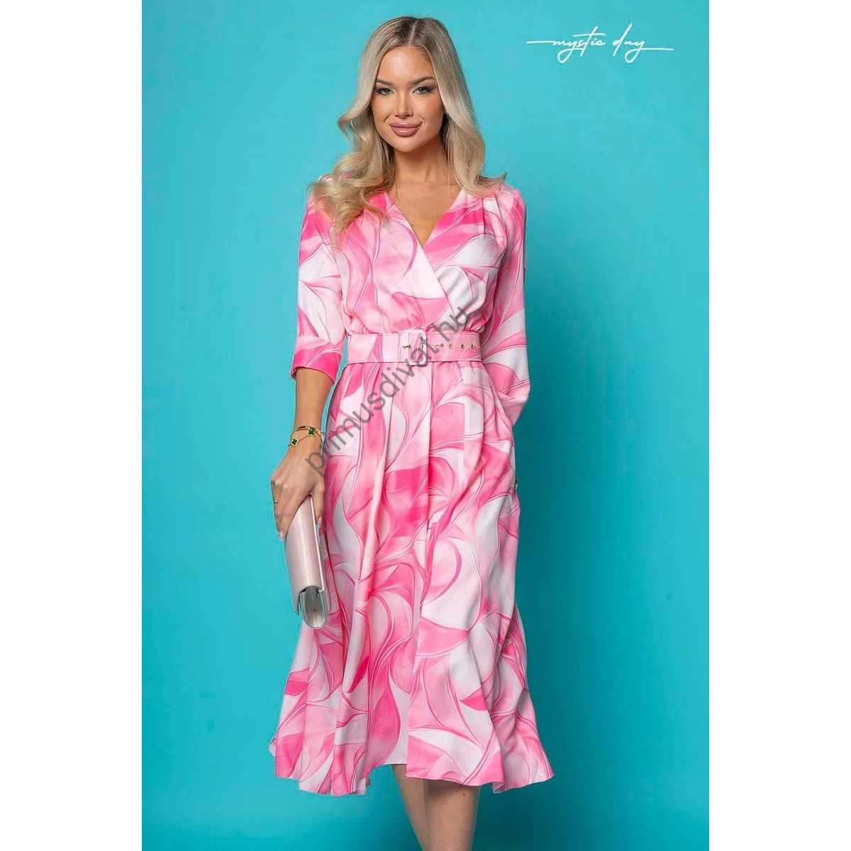 Mystic Day rózsaszín-pink mintás lenge Gréti nyári ruha, kétoldalt zsebekkel, bal alján felsliccelve, anyagából készült csatos övvel