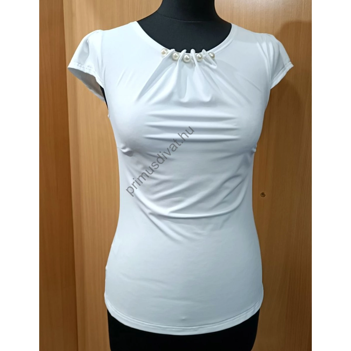 Mystic Day ekrü színű rövid ujjú szűk Ágota felső, nyaknál gyöngyökkel díszítve