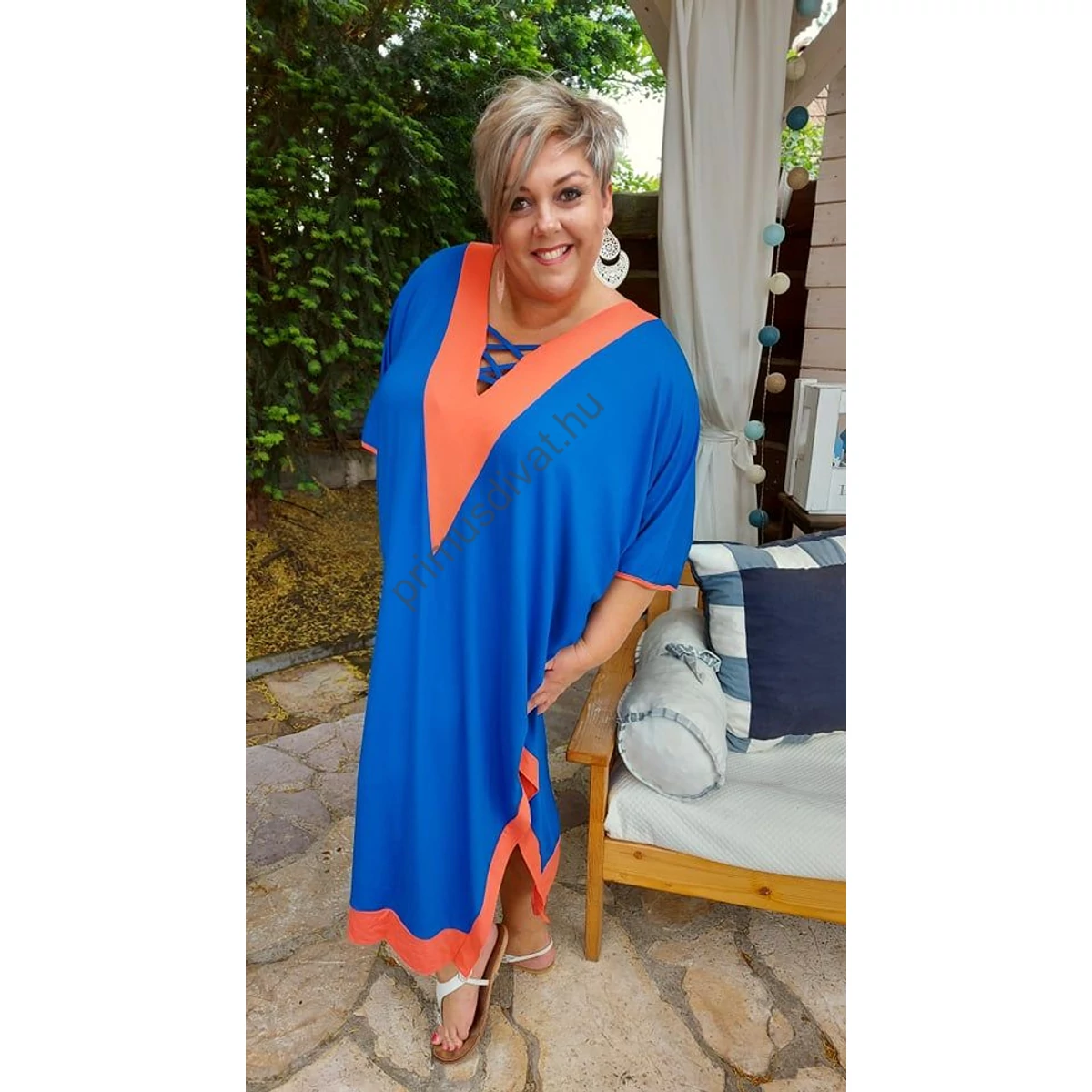 Fashion by Nono narancssárga betétes V-nyakú, keresztpántos dekoltázsú, két oldalt felsliccelt lenge királykék nyári Viki ruha Fashion by Nono narancssárga betétes V-nyakú, keresztpántos dekoltázsú, két oldalt felsliccelt lenge királykék nyári Viki ruha