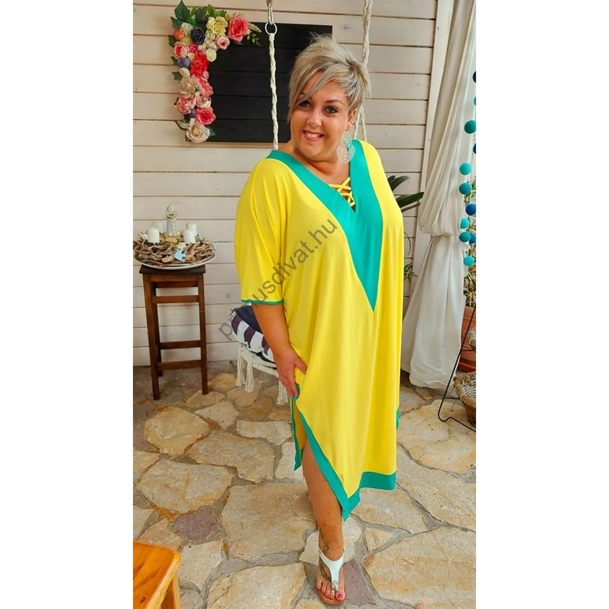 Fashion by Nono türkizzöld betétes V-nyakú, keresztpántos dekoltázsú, két oldalt felsliccelt lenge citromsárga nyári Viki ruha
