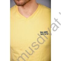 Balance V-nyakú, rövid ujjú, enyhén rugalmas anyagú sárga Vingo póló, mellén nyomott márkafelirattal