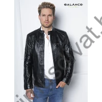 Balance patentos állónyakú, "motoros" fazonú, enyhén karcsúsított cipzáras fekete borjúbőr Moto dzseki, kabát, mintás selyembélessel, belső zsebekkel. Oldalán két-, bal mellrészen egy cipzáras zsebbel.