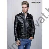 Balance patentos állónyakú, "motoros" fazonú, enyhén karcsúsított cipzáras fekete borjúbőr Moto dzseki, kabát, mintás selyembélessel, belső zsebekkel. Oldalán két-, bal mellrészen egy cipzáras zsebbel.