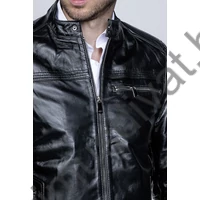 Balance patentos állónyakú, "motoros" fazonú, enyhén karcsúsított cipzáras fekete borjúbőr Moto dzseki, kabát, mintás selyembélessel, belső zsebekkel. Oldalán két-, bal mellrészen egy cipzáras zsebbel.