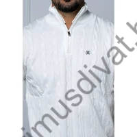 Balance cipzáras nyakú, állógalléros, fonott mintás kötött törtfehér Fonner pulóver, ujjain és derekán szűkebb passzé résszel Balance cipzáras nyakú, állógalléros, fonott mintás kötött törtfehér Fonner pulóver, ujjain és derekán szűkebb passzé résszel