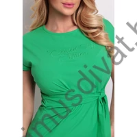 Masca Fashion mell alatt szabott kötővel összehúzott környakas, rövid ujjú élénkzöld hurkolt pamut miniruha, mellén színazonos hímzett márkafelirattal