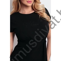 Masca Fashion mell alatt szabott kötővel összehúzott környakas, rövid ujjú fekete hurkolt pamut miniruha, mellén színazonos hímzett márkafelirattal