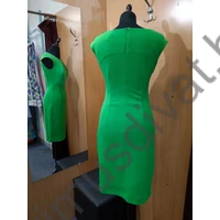 Mystic Day rakott mellrészű, borsózöld rugalmas kreppa anyagú ujjatlan alkalmi Elif ruha