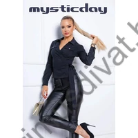 Mystic Day átlapolt, oldalán megkötős fekete hosszú ujjú Kornélia blúz, elején zsebfedőkkel, rugalmas szövött blúzanyagból