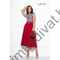 Mystic Day bordó színű rugalmas szövött anyagú, lefelé bővülő midi szoknya, elején sliccelt, anyagából készült csatos övvel, hátán cipzárral záródik