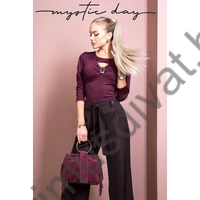 Mystic Day hosszú ujjú szűk sötét fukszia színű Daria felső, kivágott dekoltázsán arany színű fém dísszel