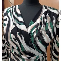 Mystic Day zöld-fekete-ekrü-bézs mintás rugalmas anyagú, hasnál húzott, átlapolt mellrészű háromnegyedes ujjú Doroti ruha