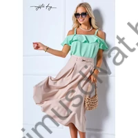 Mystic Day elején rakott, lefelé bővülő bézs midi szoknya, oldalán svéd zsebekkel, anyagábol készült arany színű csatos gumis övvel​, nem rugalmas szövött anyagból, hátulján cipzáras záródással