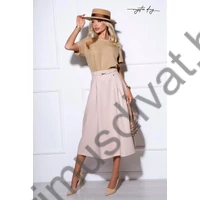 Mystic Day elején rakott, lefelé bővülő bézs midi szoknya, oldalán svéd zsebekkel, anyagábol készült arany színű csatos gumis övvel​, nem rugalmas szövött anyagból, hátulján cipzáras záródással