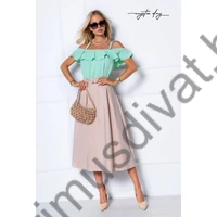 Mystic Day elején rakott, lefelé bővülő bézs midi szoknya, oldalán svéd zsebekkel, anyagábol készült arany színű csatos gumis övvel​, nem rugalmas szövött anyagból, hátulján cipzáras záródással