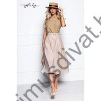 Mystic Day elején rakott, lefelé bővülő bézs midi szoknya, oldalán svéd zsebekkel, anyagábol készült arany színű csatos gumis övvel​, nem rugalmas szövött anyagból, hátulján cipzáras záródással