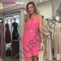 Mystic Day rózsaszín vékony szövött kreppes anyagú, A-vonalú ujjatlan Tenessi ruha, anyagából készült gumis, arany színű csatos övvel