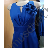 Mystic Day enyhén csillogó felületű királykék ujjatlan, loknis Ánizs alkalmi ruha, anyagából készült levehető kitűzővel