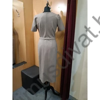 Mystic Day középbarna, ekrü hajszálcsíkos, jó tartású rugalmas szövet anyagú, rövid ujjú Marbell ruha, anyagából készült övvel